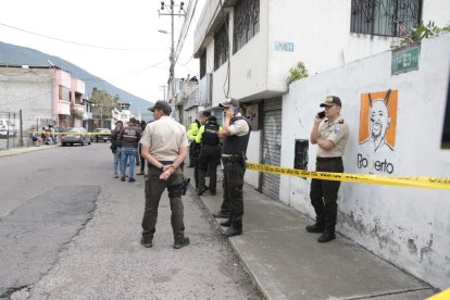 Los agentes se posaron en el cerco para impedir el paso de personas al lugar de los hechos.