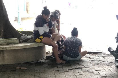 Deudos lloran la muerte de Carlos.