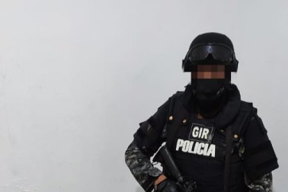 Los agentes la encontraron sobre un colchón; ella al ver a las autoridades, lloró.