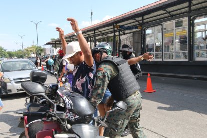 Entre las medidas tomadas por el Gobierno de Lasso se encuentran los toques de queda, dentro de los estados de excepción.