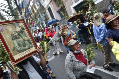La procesión recorrió las calles del Centro Histórico de Quito.