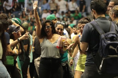 Las fans de Ferxxo bailaron y gozaron las dos horas de concierto en el coliseo Voltaire Paladines Polo.
