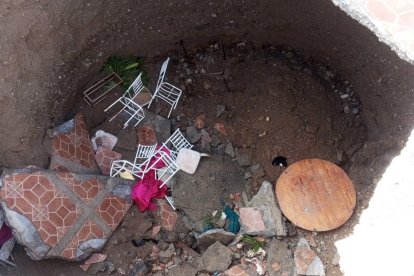 Dentro del socavón quedaron partes de mesa, tacones y zapatos de los asistentes.