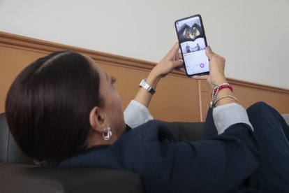 Paola dedica al menos dos horas semanales para chatear con quienes haya tenido alguna conexión.