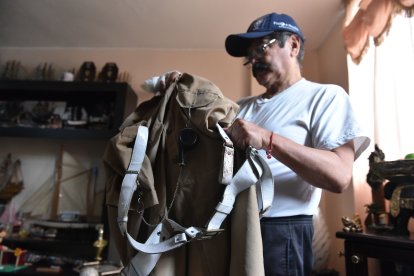 El actor muestra su característico uniforme que quedó manchado con sangre.
