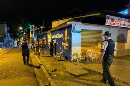 La Policía buscaba indicios de una de las víctimas asesinadas en esta esquina, al norte de Machala.