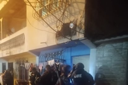 Unidades tácticas de la Policía también arribaron al lugar donde se produjo el atentado.