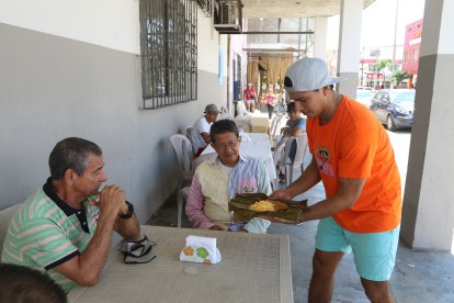 Cristhian Franco organizó una feria de comida para conseguir recursos.