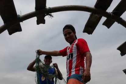 Adrián Guala y Lester Lozano usan sus recursos de la pesca para hidratación y movilización