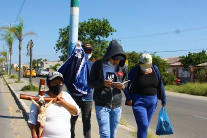 María Suárez baña su crucifijo en el mar en agradecimiento al milagro de salud