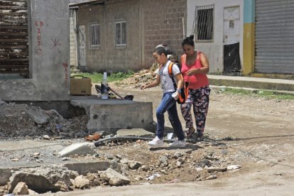 Habitantes de las cooperativas 5 de Junio y 28 de Agosto se quejan del abandono de obras municipales.