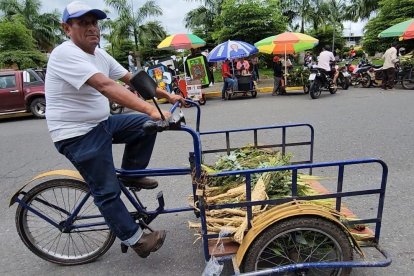 Edilberto Ortiz también vive su fe acudiendo a las misas en Miércoles Santo.
