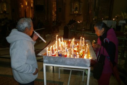 En las visitas a las iglesias, los creyentes también suelen encender velas.