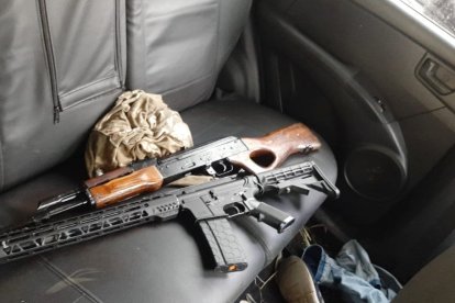 Las dos armas que estaban en el vehículo abandonado.