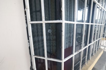 La colombiana estaba sentada en el bordillo de cemento de esta ventana.