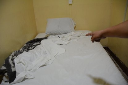 La cama donde se encontró a la fallecida estaba destendida, lo que dio cuenta que fue ocupada.