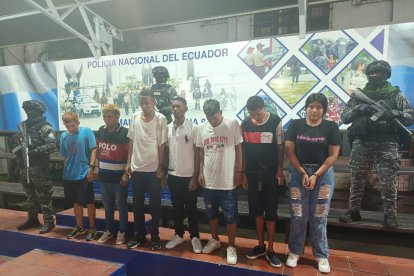 Los amigos de John Germán Franco (circulo) fueron presentados en el Cuartel Modelo.