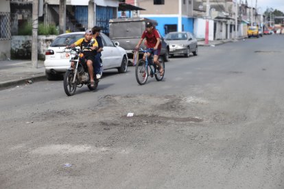 Los conductores tienen que esquivar los baches para evitar dañar sus ‘naves’.