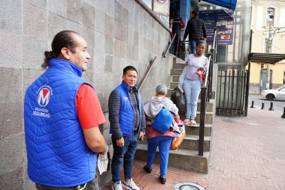 Copropietarios de los locales hacen guardia en los alrededores del sitio.