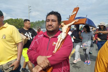 Muchos creyentes hicieron su recorrido para pedir una gracia o cumplir con una penitencia.