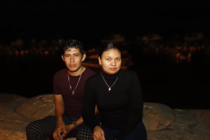 Desde las 05:00, las personas acudieron al Malecón de Posorja. Jimmy Salvador (morado) y Cristina Carbo (negro) fueron los primeros en llegar.