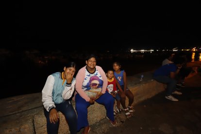 Teresa Yagual y sus tres hijos Yury, Fernando y Doménica Suárez madrugaron por la regata.