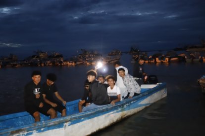 Las personas alquilaron lanchas para ir mar adentro y poder ver los últimos kilómetros de la carrera.