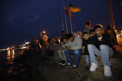 Las personas madrugaron para ver la definición de la regata.