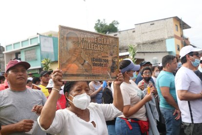 Lucía Martillo Morán levantó un afiche de EXTRA y suplicó al Señor que toque el corazón de los seres humanos.