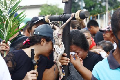 1. Muchos creyentes religiosos que asistieron a la procesión del Cristo del Consuelo, en Guayaquil, mostraron su devoción con lágrimas.