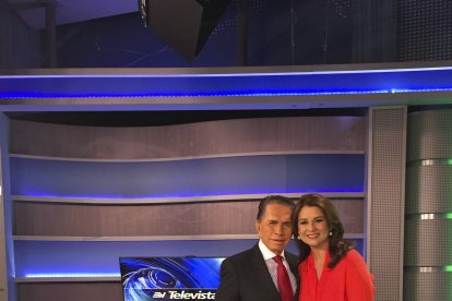 ALFONSO ESPINOSA DE LOS MONTEROS JUNTO A SU COMPAÑERA DE TELEVISIÓN TERESA ARBOLEDA.
