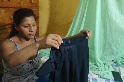 La madre de la menor contempla con nostalgia el uniforme de su hija.