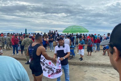 Las personas buscaron a Alexander Arreaga para tomarse fotos con él y el cartel.