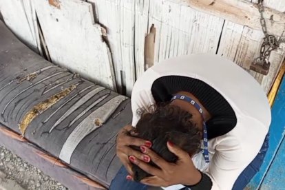 Carmen  procura encontrar consuelo por el trágico final de un hijo. Suele hacerlo leyendo las Escrituras.