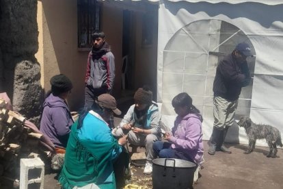 Familiares de los fallecidos realizaban preparativos para sus velorios luego del suceso.