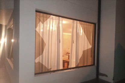 Los delincuentes rompieron puerta y ventanas para ingresar a los domicilios.