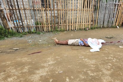 El cuerpo de Felipe Chalar  Angulo, de 33 años, quedó sobre la calzada de tierra,  la tarde de su asesinato tenía un partido de fútbol en Samanes.