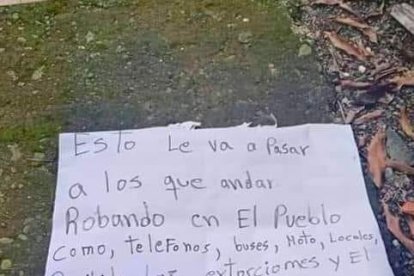 Esta hoja fue dejada sobre el parabrisas del vehículo en el que se movilizaban las tres personas asesinadas.
