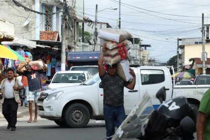 ¡Habla, fortachón! Este panita se ahorró, mínimo, dos viajes con los sacos. Con esa fuerza y equilibrio, bien podría ganarse un billete cargando gente, que en esta época de lluvia no quiere mojarse.