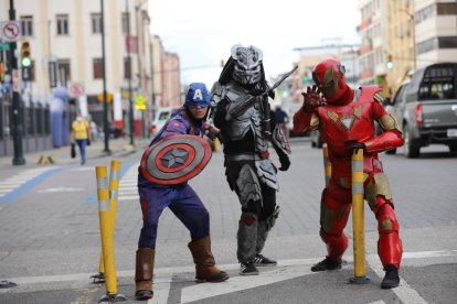 ¡Nos salvamos! Con tanta delincuencia, no le caería nada mal a Guayaquil unos superhéroes como el Capitán América e Ironman, aunque por feo, Depredador sacaría soplado a los choros.