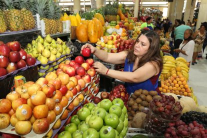 Sus conocimientos los ha obtenido de leer textos de nutrición y tener parientes diabéticos.