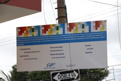 El cartel que indica el tiempo en que debía terminarse la obra. Incumplimiento total.