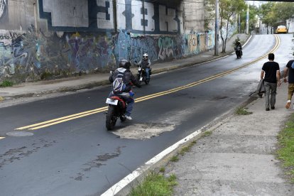 La calle Yanacona tiene baches poco después de la repavimentación.