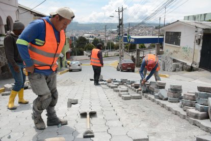 En San Juan se volvió a adoquinar una obra de hace tres meses.