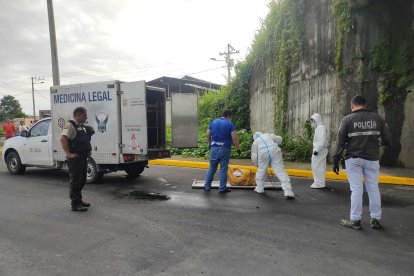 Cuando la Policía llegó, los moradores ya  habían bajado el bulto desde el puente.