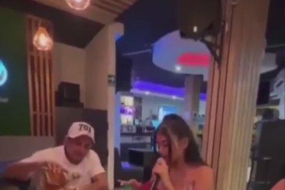 En la imagen se mira a Yuliana Macías cantando durante el cumpleaños del jurisconsulto. El regalo que le dieron ese día fue precisamente esa serenata.