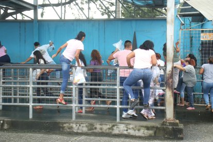 Familiares de los privados de libertad estaban impacientes porque querían algo de información.