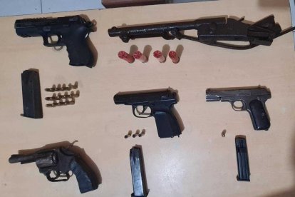 La Policía mostró las armas decomisadas en las redadas.