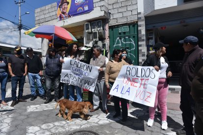 Los vecinos de La Roldós  realizan plantones para exigir respuestas ante la inseguridad.