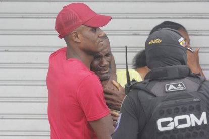 Familiares de una de las guías llegaron al sitio minutos después del ataque.